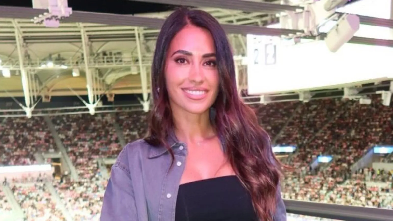 Antonela Roccuzzo se afianza como ícono de moda: del sporty con brillos al crop top y la cartera de leopardo