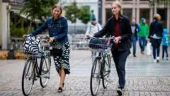 La paradoja de Noruega, el país que gana miles de millones con la subida del precio del petróleo pero cada vez lo usa menos