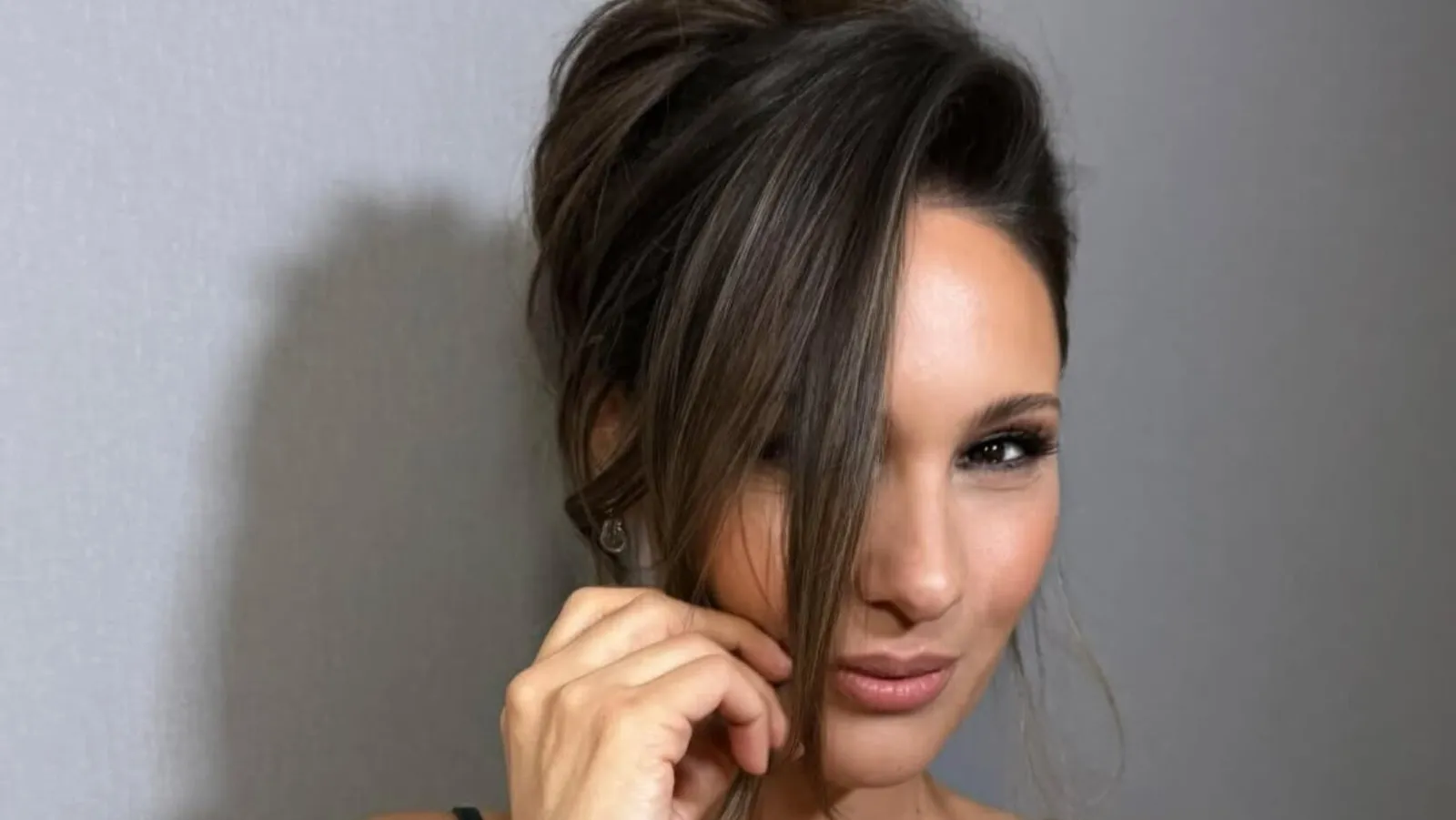 Pampita mostró un look total cuero negro en su versión más hot: crop top y micromini